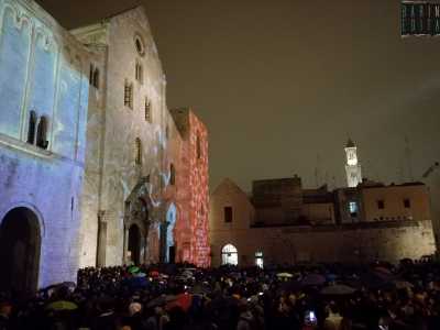 Tra luci, riti e folklore, le immagini della veglia di San Nicola